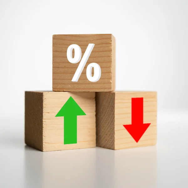Trois blocs en bois avec des flèches indiquant le haut et le bas, symbolisant des mouvements ou des changements rapides.