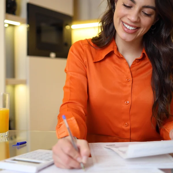 Une femme assise à une table, illustrant un moment de réflexion ou de discussion, avec un message sur des prêts sans vérification de crédit.