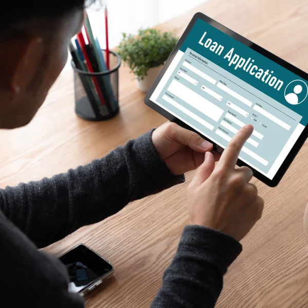 Demande de prêt personnel affichée sur une tablette, montrant un formulaire numérique à remplir.